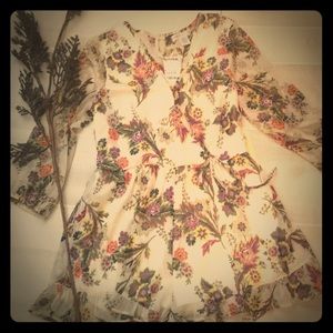 Cute cream floral romper!